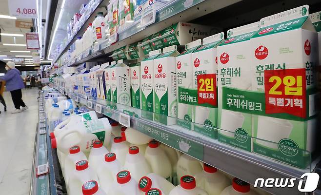 2일 서울시내 한 대형마트에서 한 시민들이 우유를 구매하고 있다.  2021.11.2/뉴스1 © News1 박세연 기자