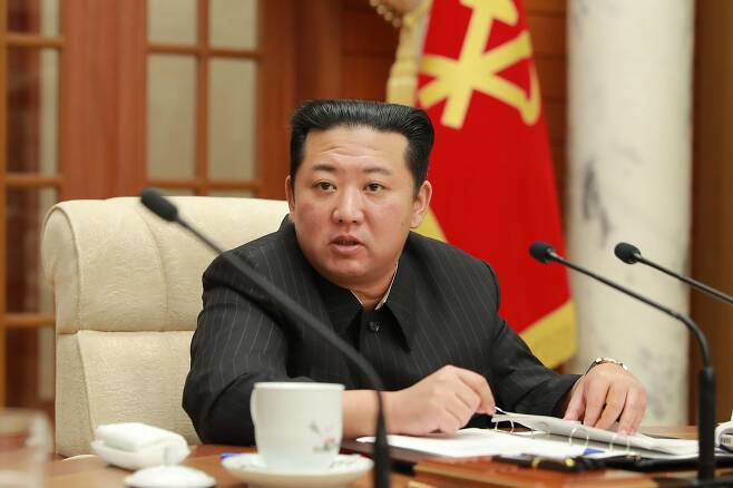 북한 김정은이 19일 당 정치국 회의에서 핵실험, ICBM 발사 재개를 사시했다. /노동신문 뉴스1