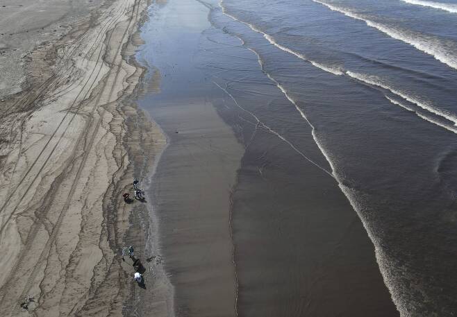 지난 18일(현지시각) 페루의 벤타니아 해변. 바닷물이 유출된 기름으로 인해 검은색을 띠고 있다. /AP 연합뉴스