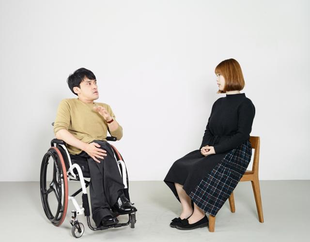 '사이보그가 되다'를 함께 쓴 김원영(왼쪽), 김초엽 작가. 사계절 제공