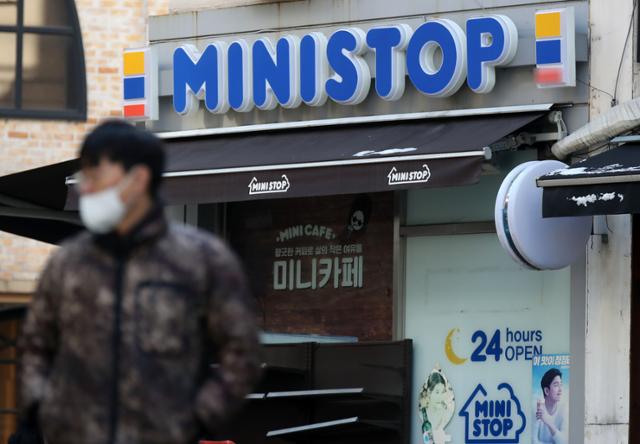 롯데지주가 한국미니스톱을 인수했다고 21일 밝혔다. 사진은 지난 18일 서울의 한 미니스톱 편의점 앞 모습. 뉴시스