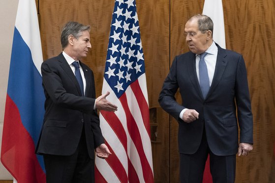 21일 스위스 제네바에서 만난 토니 블링컨(왼쪽) 미국 국무부 장관이 세르게이 라브로프 러시아 외무부 장관에게 악수를 건네고 있다. [AP=연합뉴스]