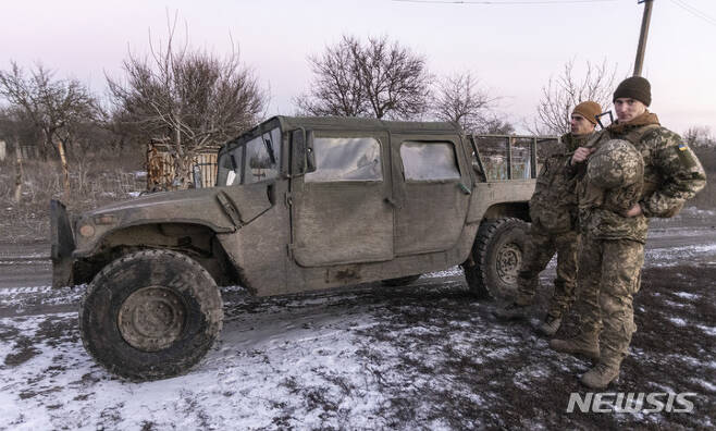[마리우폴=AP/뉴시스] 20일(현지시간) 우크라이나 도네츠크주 마리우폴에서 우크라이나군 병사들이 친 러시아 반군과의 대치 지역에서 근무하고 있다. 앤서니 블링컨 미 국무장관은 러시아가 우크라이나 국경을 넘으면 미국과 동맹국들의 통일된 "신속하고 가혹한' 대응에 처할 것이라고 경고했다. 2022.01.21.