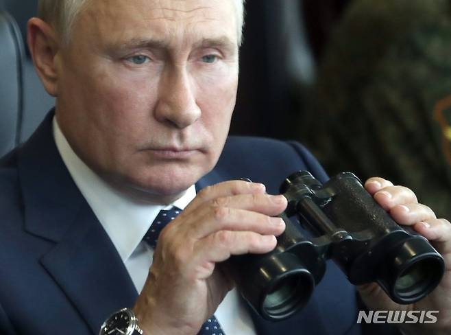 [니즈니 노브고로드(러시아)=AP/뉴시스] 블라디미르 푸틴 러시아 대통령이 지난해 9월13일 니즈니 노브고로드에서 러시아-벨라루스 합동 군사훈련을 참관하는 모습. 2022.01.12.