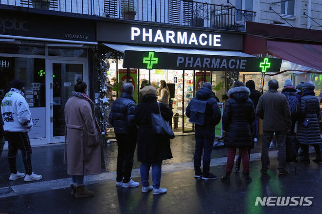 [파리(프랑스)=AP/뉴시스] 지난 9일(현지시간) 프랑스 파리의 한 약국 앞에서 코로나19 검사를 받으려는 시민들이 기다리고 있다. 2022.01.21.