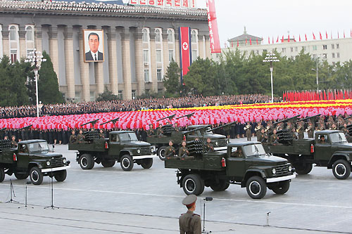 ⓒXinhua 지난해 북한정권 수립 60돌을 기념해 열린 노농적위대 열병식.