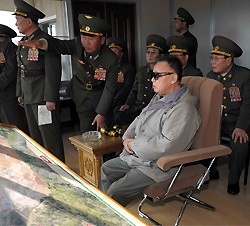 ⓒXinhua 올해 4월 군부대 종합훈련을 참관하는 김정일 국방위원장.
