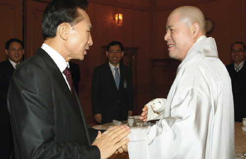 ⓒ뉴시스 이명박 대통령이 2009년 1월 청와대에서 자승 총무원장(오른쪽)과 만나고 있다.