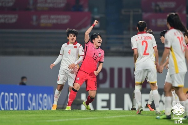 사진= 상대방 자책골에 기뻐하는 한국 여자대표팀 이금민(가운데 13번), 대한축구협회 제공