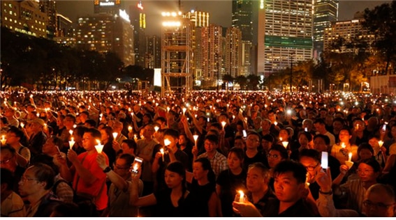 <2019년 6월 4일, 톈안먼 대도살 30주년을 맞아 홍콩의 빅토리아 공원에서 촛불집회를 열고 있는 홍콩의 시민들. 사진/ Radio Free Asia>