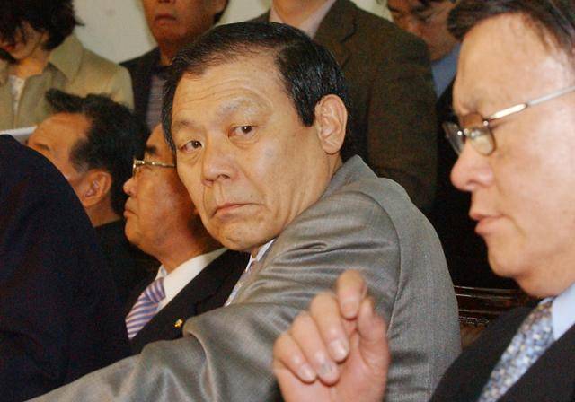 탄핵 직후인 2004년 3월 17일 민주당 당사에서 열린 중앙상임위원및 고문단연석회의에 참석한 조순형 대표가 심각한 모습으로 회의를 주재하고 있다. 한국일보 자료사진