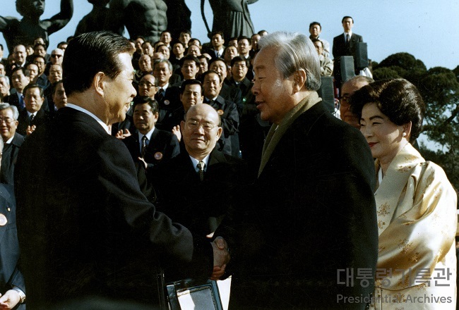 제15대 김대중대통령 취임식전 김영삼 이임대통령과 악수(1998)