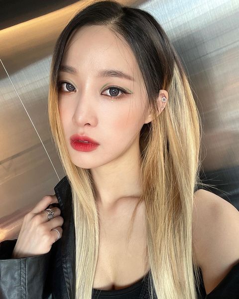 Girl group Nature member Sae Bom (real name Kim Sae-rok and 25) showed off her outstanding beauty.Nature New Spring posted several photos on the 21st instagram, saying RICA RICA.The Saebom of hairstyle, which is partially bleached with blonde hair, naturally hangs down the head and stares at the camera with chic eyes.It is a sophisticated style with a black crop top and a leather jacket. Above all, the beauty of dolls such as the big eyes of the Saebom and the stiff nose steals the attention.Saebom is running a personal SNS with his real name Kim Sae-rok.Meanwhile, Nature, which is a member of the Saebom, is about to make a comeback in a year and a half.