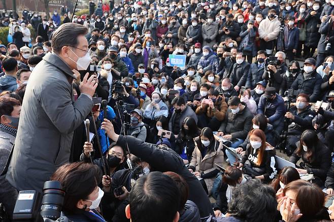 이재명 더불어민주당 대선후보가 22일 서울시 송파구 석촌호수에서 즉석연설을 통해 지지를 호소하고 있다. [연합]
