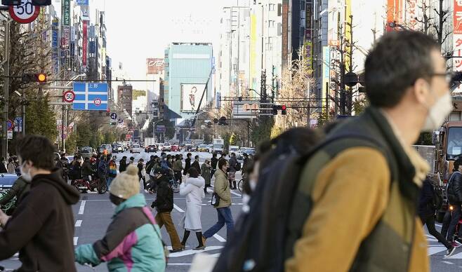 (도쿄 교도=연합뉴스) 일본 전국에서 코로나19 신규 확진자가 5만명선을 처음 넘은 22일 오후 도쿄 번화가인 아키하바라(秋葉原)가 행인들로 붐비고 있다.