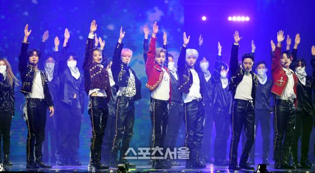 NCT드림이 23일 서울 고척 스카이돔에서 열린 ‘제31회 하이원 서울가요대상’에서 ‘헬로우 퓨쳐’ 공연을 하고 있다.2022. 1. 23.최승섭기자 thunder@sportsseoul.com