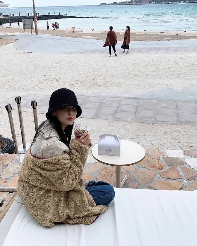 Jung Yu-mi posted a picture on his instagram on the 23rd with an article entitled At That Moment. #atm.In the photo, Jung Yu-mi smiles at the camera, and the figure of the main character in the movie attracts attention.Meanwhile, Jung Yu-mi has been openly devoted to Kangta since 2020.