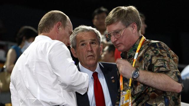 2008년 8월 8일 베이징하계올림픽 개막식장에서 블라디미르 푸틴(왼쪽) 당시 러시아 총리가 조지 W 부시(가운데) 당시 미국 대통령에게 러시아가 조지아를 공격했음을 알리고 있다. 로이터 자료사진