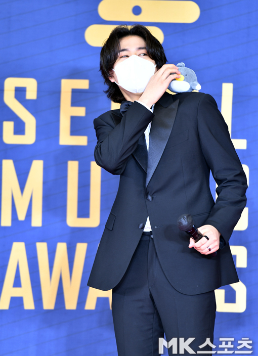 The 31st High1 Seoul Song Awards ceremony was held on the afternoon of the 23rd.Lee Moo-jin has photo time on the red carpet.Photo: Sports Seoul Provision