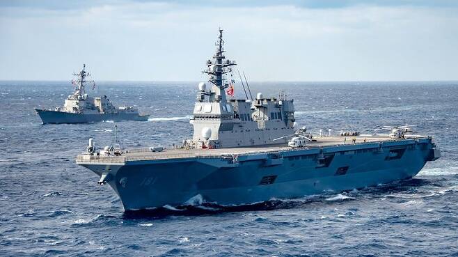 미 해군 항모급 4척이 주도하는 훈련에 참가한 일본의 헬기 항모 휴가