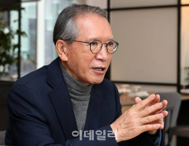 김형오 전 국회의장이 지난 19일 서울 강남의 한 카페에서 인터뷰를 진행하고 있다. (사진=방인권 기자)