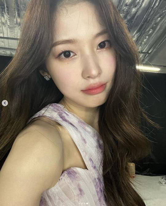 OH MY GIRL Arin reported on the latest.Arin posted several self-portraits on his instagram on the 24th, along with an article entitled Multi-season in a long time.The photo seems to have been taken before the stage of 5th season at Seoul Song Grand Prize held on the 23rd.Arin, who sported a pure visual in a colorful dress, captivates her with a non-negative goddess visual.On the other hand, OH MY GIRL won the main prize at the 31st High1 Seoul Song Awards ceremony held at Gocheok Sky Dome in Guro-gu, Seoul on the 23rd.