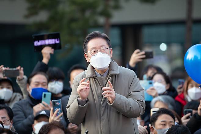 더불어민주당 이재명 대선 후보가 23일 경기도 화성시 동탄중앙어울림센터 앞 광장에서 열린 '매타버스 화성 민심 속으로' 행사에서 연설하고 있다. /더불어민주당 제공