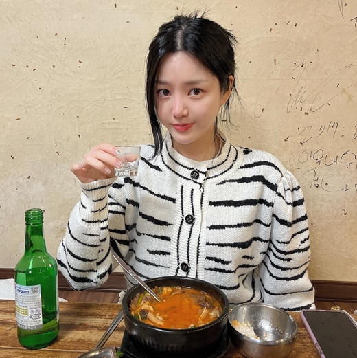 Actor Lee Yu-bi (real name Lee Yu-jin and 32), daughter of Actor Kyeon Mi-ri (57), revealed her hairy routine.Lee Yu-bi posted a short photo on Instagram on Monday, saying, Im not yet happy.Its a picture taken at a restaurant - rice soup and shochu are placed in front of Lee Yu-bi.Lee Yu-bi, dressed in a black striped cardigan, poses with her hair tied back and a soju glass in one hand.Its an unadorned, petite daily photo of Lee Yu-bi, whose dolllike beauty still shines; netizens react like too pretty and more.Meanwhile, Lee Yu-bi appeared as Yirubi in the cable channel tvN drama Yumis Cells.