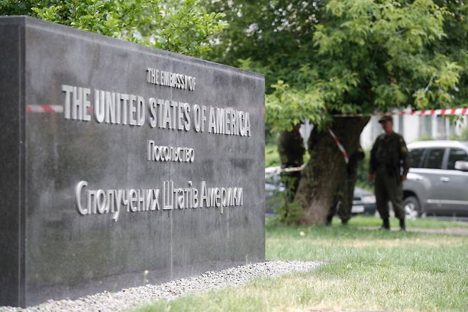 우크라이나 키예프에 있는 미국 대사관 앞 표지석. [EPA]