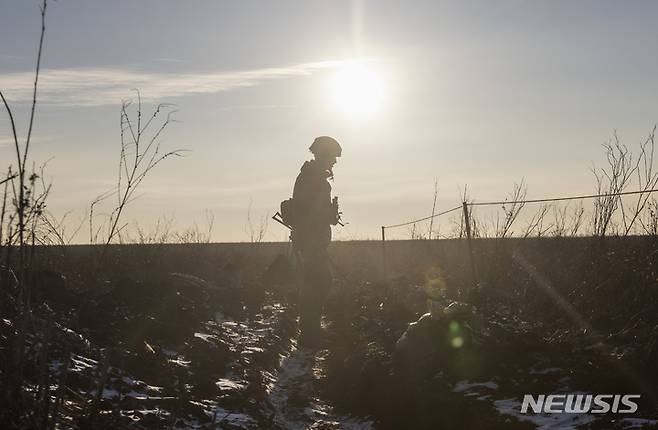 [마리우폴=AP/뉴시스]지난 20일(현지시간) 우크라이나 도네츠크주 마리우폴에서 우크라이나군 병사가 친 러시아 반군과의 대치 지역에서 순찰하고 있다. 2022.01.21.