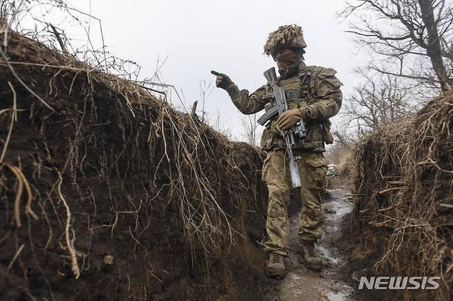 [도네츠크=AP/뉴시스] 10일(현지시간) 우크라이나 도네츠크 지역에서 한 우크라이나군 병사가 친 러시아 반군과의 경계 구역 내 참호에서 순찰하고 있다. 2022.01.11.