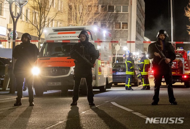 [하이델베르크(독일)=AP/뉴시스]독일 하이델베르크 대학에서 24일(현지시간) 괴한이 강의실에서 총격을 가해 다수의 부상자가 발생했다고 현지 경찰이 밝혔다. (사진은 기사내용과 관련없음) 2022.01.24