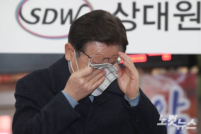 연설중 눈물을 닦는 더불어민주당 이재명 대선후보. 국회사진취재단