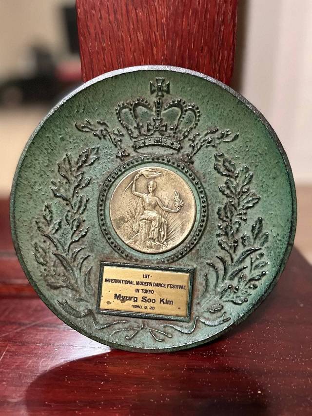 ▲사진1. <The International Modern Dance Festival in Tokyo> 코파나스 기념패. 이사도라 던컨 저택 복구 사업으로 발생한 “코파나스 모임”에서 공연 참가자들에게 수여한 기념패, 1983,6.26. ⓒ김명수