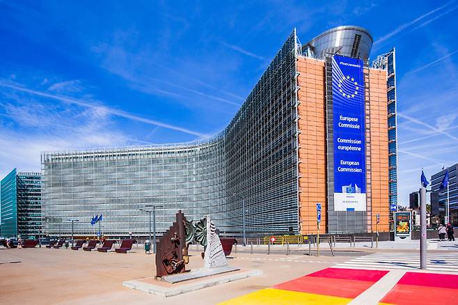 벨기에 수도 브뤼셀의 집행위원회 본부 앞에 걸린 유럽연합(EU) 깃발