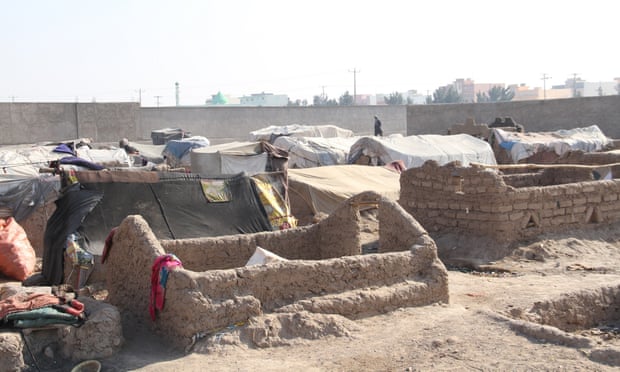 불법 장기매매를 결정한 아프간 50대 여성이 사는 진흙 오두막집