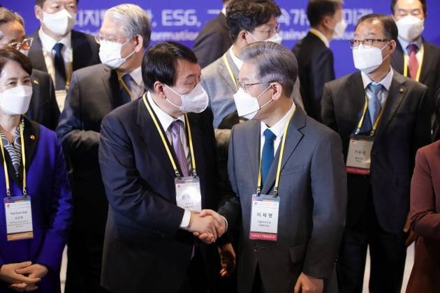 이재명 더불어민주당, 윤석열 국민의힘 대선후보가 지난 10일 서울 광진구 그랜드 워커힐 서울에서 열린 '글로벌 인재포럼 2021' 행사 사전간담회에 참석해 대선후보 확정 뒤 첫 만남을 가지고 있다. /연합뉴스