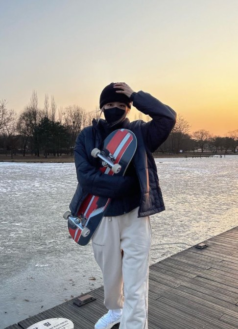 BLACKPINK Rosé has been on skateboards and has been on the latest.On Sunday, Rosé posted several photos on his instagram without any phrase.In the photo, Rosé took a picture wearing a beanie hat and a mask. He skateboarded in a large park and conveyed his relaxed current situation.Above all, I covered my face, but I boasted a pretty beauty and impressed people.Meanwhile, Rosé released his first Solo single R in March last year and acted as the title song On The Ground (On the Ground).He also appeared in the JTBC entertainment program The Sea of ​​Wish last year.