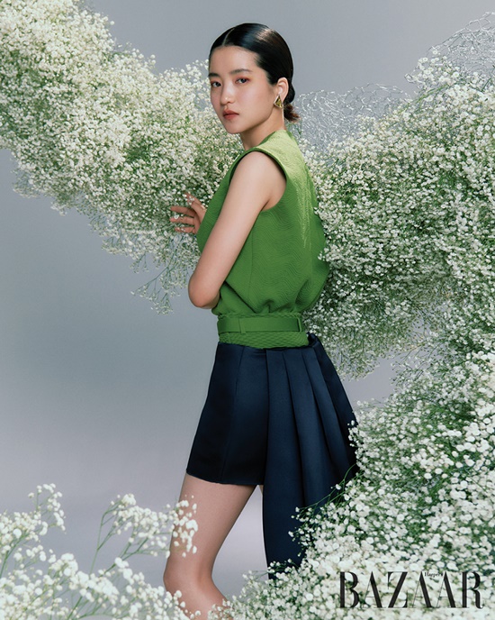 On the 24th, management mmm attracts attention by releasing three kinds of Harpers Bazaar cover and opening the picture.Kim Tae-ri in the public picture is a lovely thing. This picture, which is blended with flowers like a fairy opening spring, enhances the perfection of Kim Tae-ris unique elegance.In addition, clean visuals and deep eyes create a possible atmosphere and create the appeal of viewers.Meanwhile, more pictures can be seen in the February issue of Harpers Bazaar, with attention being paid to Kim Tae-ri, who played the role of fencing dream tree Na Hee-do in tvNs new Saturday Drama Twenty-five Twenty-One, which will be broadcasted at 9:10 pm on February 12th.Photo = Harpers Bazaar Korea