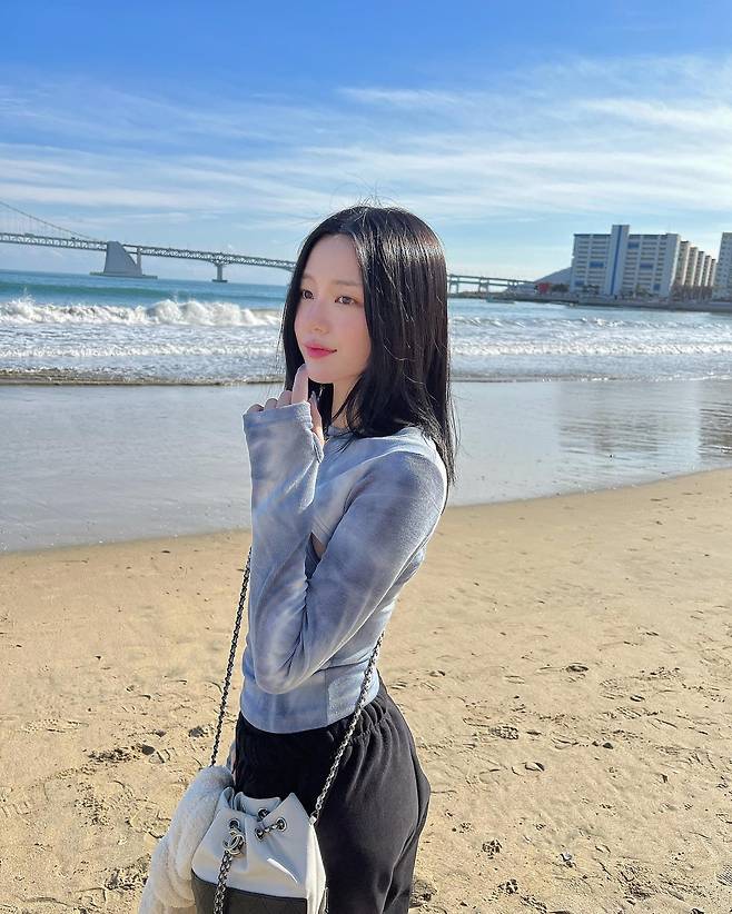 On Monday afternoon, Lee Yu-bi posted a photo on her Instagram with a unicorn emoticon.Lee Yu-bi in the public photo looks like she is tied up with her head staring at the camera on the beach.Many people have noticed his appearance as a sexy costume wrapped around his arms and arms in sleeveless in the middle of winter.Meanwhile, Lee Yu-bi, who made his debut as Actor in 2011, is famous for the daughter of Kyeon Mi-ri and is also known as Actor Lee Da-ins sister.In the TVN drama Yumis Cells, he played the role of Yirubi.Photo: Lee Yu-bi Instagram