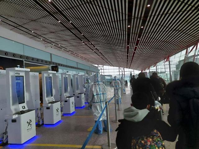 21일 중국 베이징 서우두국제공항 한 켠에 큐알(QR)코드 인식기가 설치돼 있다. 여기서 코로나19 음성 판정자임을 증명하는 큐알(QR)코드를 찍어야 입국할 수 있다. 베이징=조영빈 기자