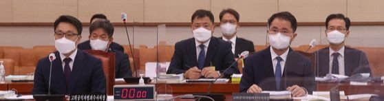 김진욱(왼쪽) 공수처장과 여운국 차장이 2021년 12월 국회 국정감사에 출석한 모습. [중앙포토]