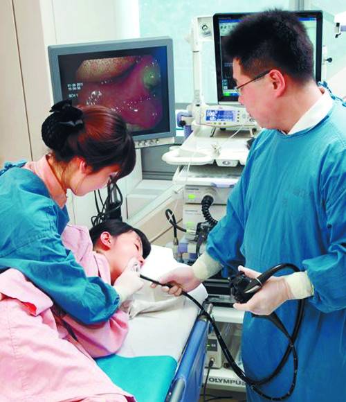 위내시경 검사 장면. 내시경 검사 도중 팔을 휘젓는 등 이상 행동을 겪은 사람은 재발 확률이 높은 만큼, 검사 전 의료진에 알릴 필요가 있다. 서울대병원강남센터 제공