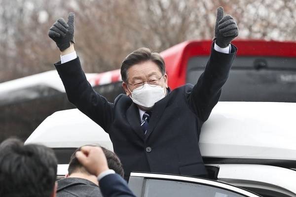 이재명 더불어민주당 대선 후보가 25일 오전 농업 공약 발표를 위해 경기도 포천시 포천시농업기술센터에 도착해 손을 들어보이고 있다. / 사진 = 연합뉴스