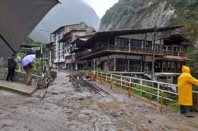지난 21일 페루 마추픽추 마을에 폭우로 인한 침수 피해가 발생했다. / 사진=연합뉴스