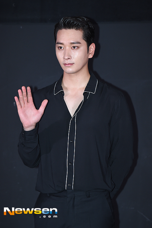 Singer and Actor Hwang Chan-sung has been confirmed to have demonstrated his extraordinary consideration for the pre-pregnant bride.According to a number of broadcasting officials on January 25, Hwang Chan-sung will marry his girlfriend for about five years in the year.The prospective bride is a non-entertainer, and is said to be born in 1982, eight years older than Hwang Chan-sung, who was born in 1990.Hwang Chan-sung posted a letter on SNS on December 15 last year and announced that his lover was in the early stages of pregnancy and was planning to marry earlier this year.Hwang Chan-sung said, While preparing and planning for marriage after the military, the blessing of new life has come down faster than expected, and we are thinking about marriage early next year.I am very careful because I am still pregnant, but I am informed that I should tell you this first.Now, I would like to ask you to understand that the person who will be a spouse on the way to a family is not a person with the same job as me. At the time of the premarital pregnancy and marriage announcement, Hwang was appearing on Channel A Showwindow: The Queens House.As a starring Actor, it was a burden to be a topic of personal history before the end of the drama, but after finding out that a 40-year-old lover who had been in a long relationship was pregnant with the second generation, he was in a hurry to inform the outside world and concentrate on preaching and marriage preparation.An official said on the 25th, Hwang Chan-sung announced the pregnancy and marriage of the prenuptials at the time of the show window: Queens House, and I know that he carefully asked the production team before the announcement.Meanwhile, Hwang Chan-sung has been active as a member of his group 2PM (Tupeem). He is the youngest member of the team, but he becomes the first married man among the members.He concluded his contract with JYP Entertainment, which he accompanied for 15 years in January.Hwang Chan-sung explained, With the appearance of a new family with life, I have had enough discussions with the company (JYP Entertainment) to pioneer my own way and have agreed not to renew the contract.JYP Entertainment said on the 25th, Hwang Chan-sung and exclusive contract have recently been completed.I would like to ask you to understand that it is difficult to grasp because it is personal work of artist, said Hwang Chan-sung, a prospective bride.Hwang Chan-sung, who is about to give birth and marry, is blessed.It is confirmed that the fact that he has been working as an idol for the past 14 years and has publicly revealed that he is in love through the so-called rup stargram (love + Instagram), and has planned to marry an older lover who has been seriously engaged for a long time to wait for his fans in a deceptive manner (all over January last year) during military service.Hwang Chan-sung, who will be a father, is attracting the attention of many fans in his new nest as a singer and Actor.