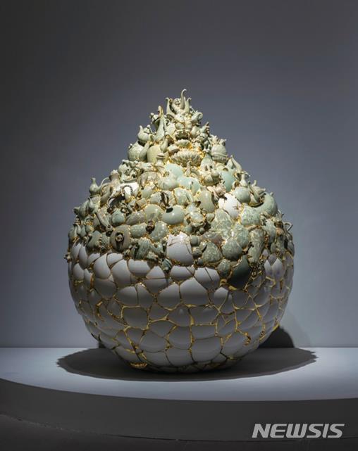 [서울=뉴시스]이수경 'Translated Vase_2015 TVGW 2', 2015, Ceramic shards, epoxy, 24K gold leaf, 130x130x162(h)cm