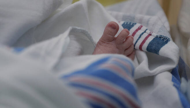 [매캘런(텍사스)=AP/뉴시스]미국 텍사스주 매캘런의 한 병원에서 지난 2020년 7월 29일 갓 태어난 아기 발가락 모습. 2022. 01.25. *재판매 및 DB 금지