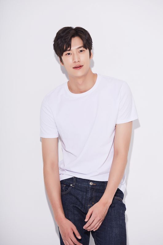 Actor Na In-woo expressed his feelings of joining 2 Days & 1 Night.On the 25th, Na In-woo said, I thought it would be good to appear someday because it was a program I liked since I was a child. I am grateful for giving me a big opportunity.Na In-woo joined Season 4 for 1 Night 2 Days on the 21st and finished the first filming.Na In-woo said, As soon as my brothers and staff first appeared, I was able to finish my first shot safely because you were so warm and beautiful!I will devote myself to the fun of the program.Meanwhile, Na In-woo has established her position as a hot Rising Star by winning two gold medals in the 2021 KBS Acting Grand Prize after her appearance in KBS2 drama The Moon Rising River last year.In addition, he has appeared in various works and has been seen by the public with steady activities.KBS2 Season 4 for 1 Night 2 Days, which Na In-woo joined and completed the six-person system, will be broadcast every Sunday at 6:30 pm.