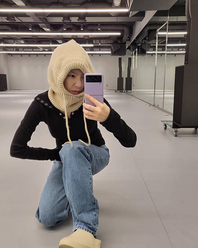 On the morning of the 25th, Taeyeon posted a picture on his instagram with an article entitled To follow.In the open photo, Taeyeon is wearing jeans, black knit, and barracLarva in the practice room and taking a mirror selfie.His appearance in various poses with a remorseful appearance attracts attention.On the other hand, Taeyeon, who was born in 1989 and is 33 years old, released his new song Can not Control Myself on the 17th.Photo: Taeyeon Instagram